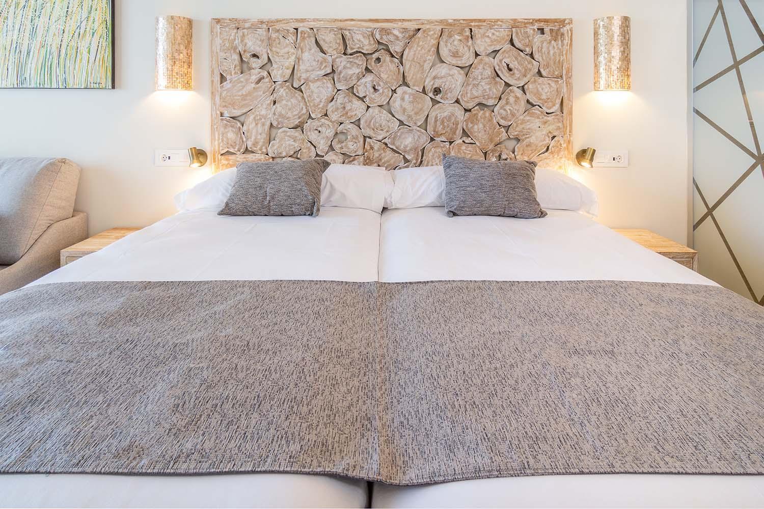 Zahara Beach & Spa By Qhotels - Adults Recommended Zahara de los Atunes Cameră foto A bed with a bed valance