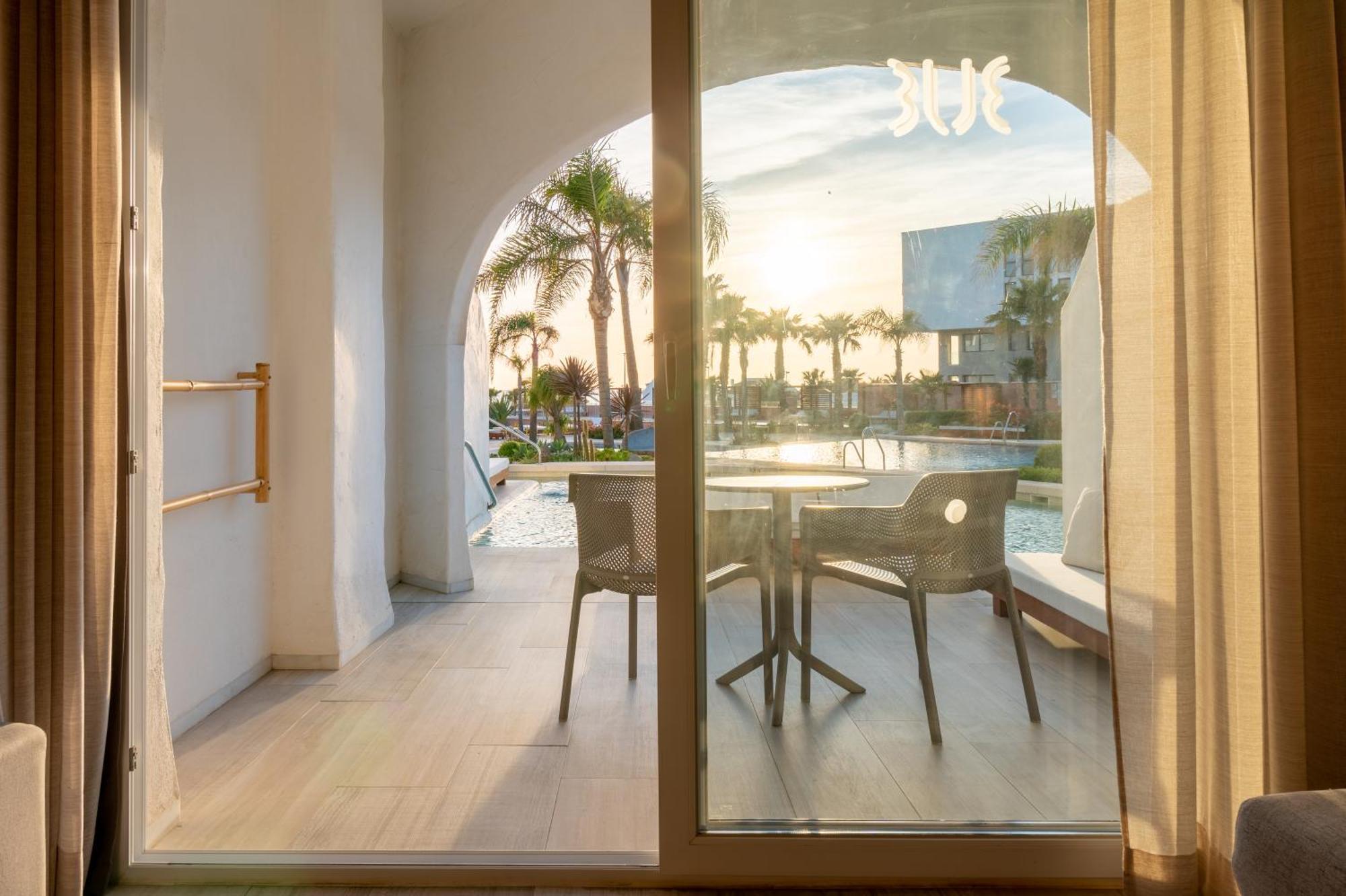 Zahara Beach & Spa By Qhotels - Adults Recommended Zahara de los Atunes Exterior foto A view of the pool from a guest room