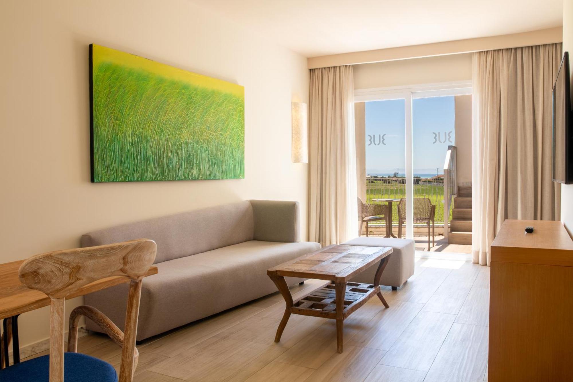 Zahara Beach & Spa By Qhotels - Adults Recommended Zahara de los Atunes Exterior foto A living room in a hotel